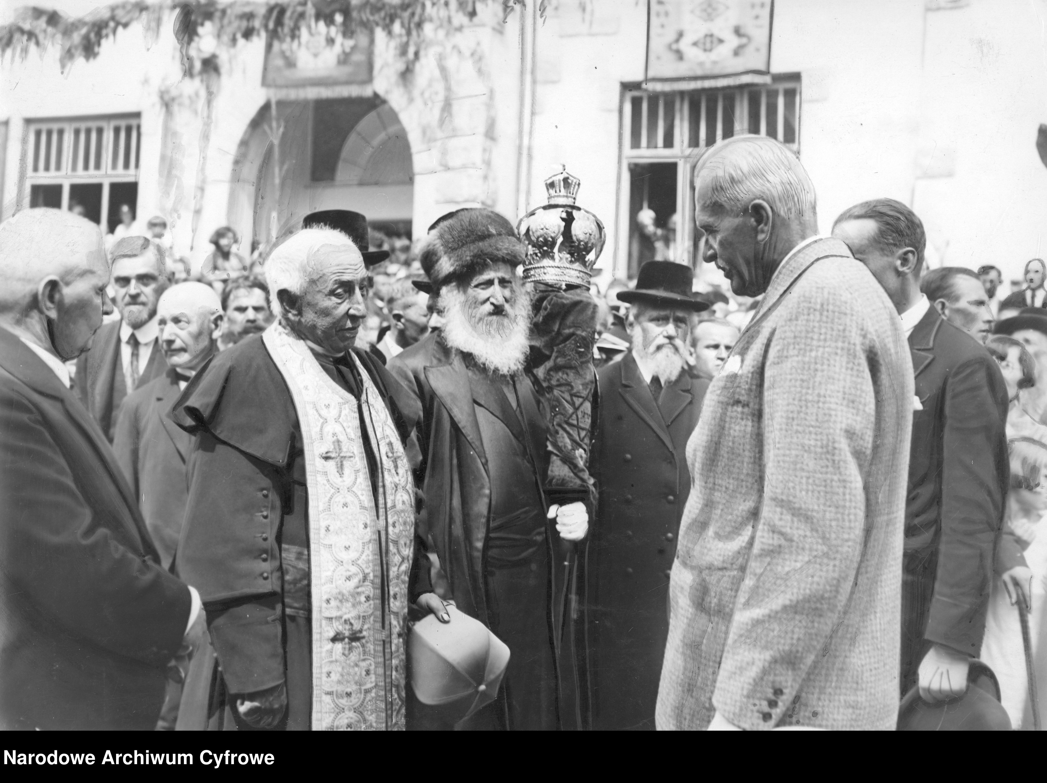 A white-bearded rebbe holding a crowned Torah as President Mościcki stands before him in Krosno, 1929