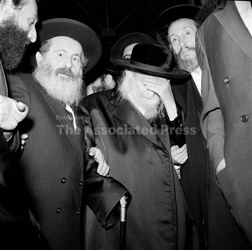 A closer Associated Press photograph of the Satmar Rebbe, Reb Yoel Teitelbaum, and the men with him at the pier, August 31, 1965